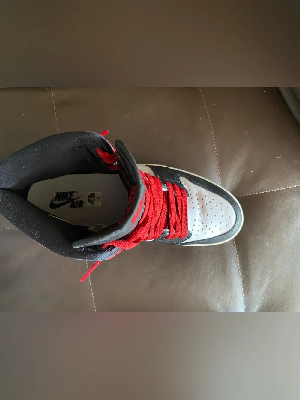 Air Jordan Retro 1 black toe